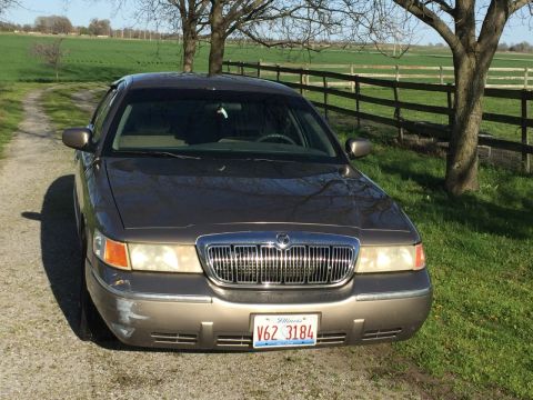 2002 Mercury Marquis - Front view of a 2002 Mercury Grand Marquis with Illinois plates V62 3184.