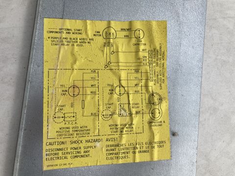 2015 Ford F-550 - Bilingual HVAC condenser fan-motor wiring label showing optional start wiring: purple and black wires spliced when no start relay used, wit…