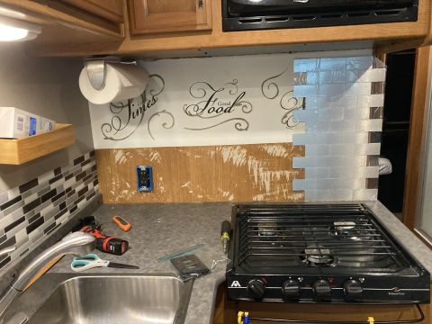 2015 Ford F-550 - The kitchen backsplash is partially tiled, with a sink and stove visible on the counter.