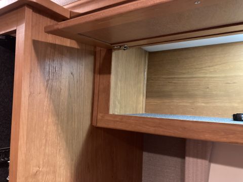 2015 Ford F-550 - Interior cabinetry with a close-up view of a shelf and hinge mechanism.