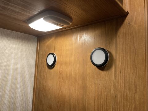 2015 Ford F-550 - Interior lights are visible on wood paneling, with a watermark at the bottom right.