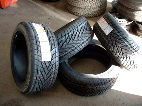 2000 Ford Crown Victoria - Firestone Firehawks SZ50 EP : 255/45ZR17. (2003-2005)