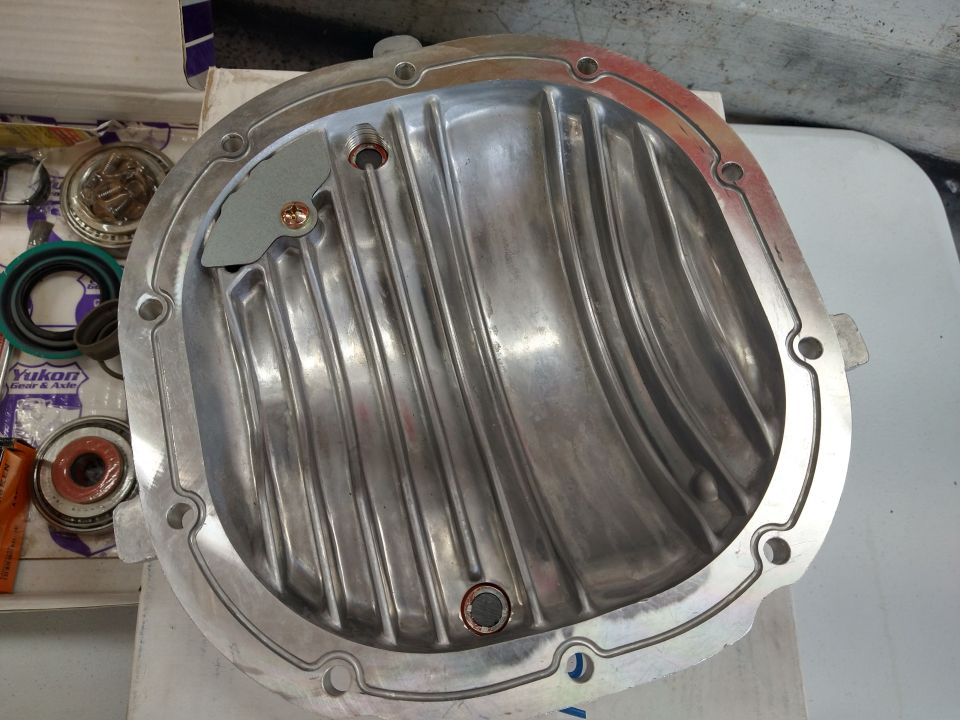 Aluminum differential cover with Yukon Gear & Axle parts kit. The cover has fins for cooling