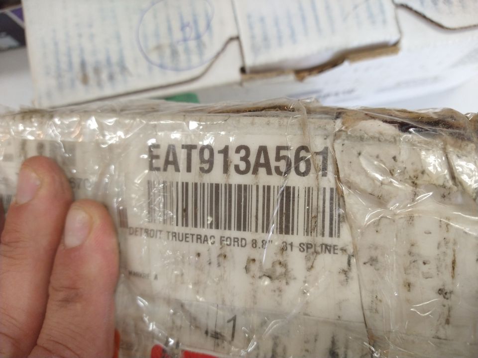 Box with label EAT913A561, barcode, and text DETROIT TRUETRAC FORD 8.8" 31 SPLINE