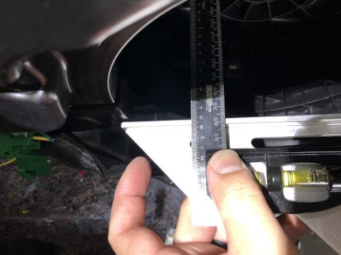 2019 Ford Everest - A ruler and level are used to measure a part within a vehicle's interior.