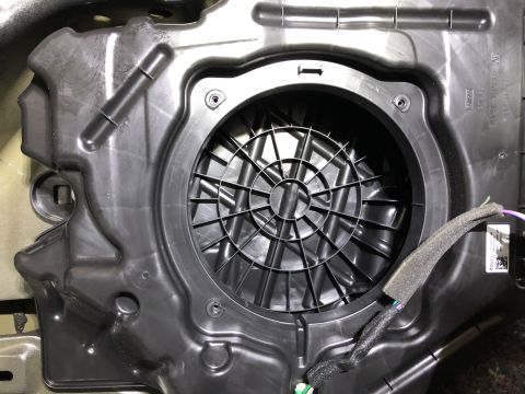 2019 Ford Everest - Close-up of a vehicle's subwoofer housing, showing the speaker grille and wiring harness. The Supermotors logo is visible in the lower righ…
