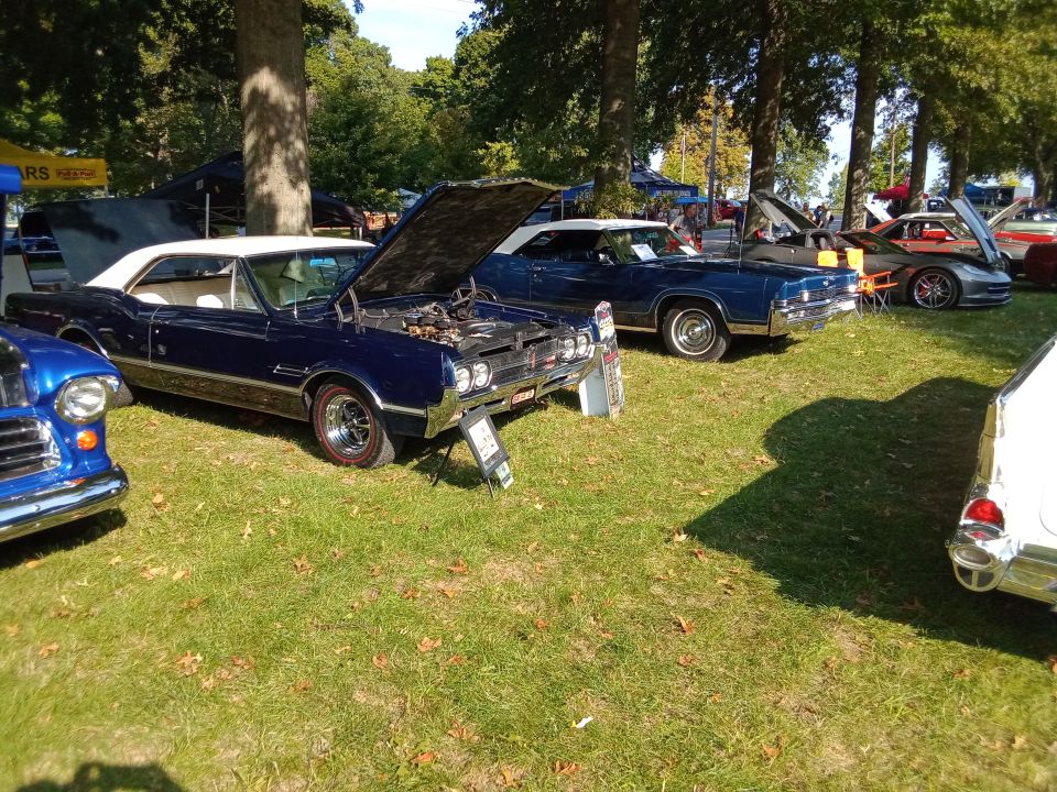 Next to me was a 1966 Olds 442 with tri-power and 4 speed.  Only 23k orig. miles. All original.. His car was an even darker blue than mine. I would say it was an ultramarine blue.