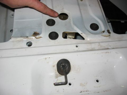 1995 Ford Bronco - ran into a problem after closing the tailgate...it would not release and open again.