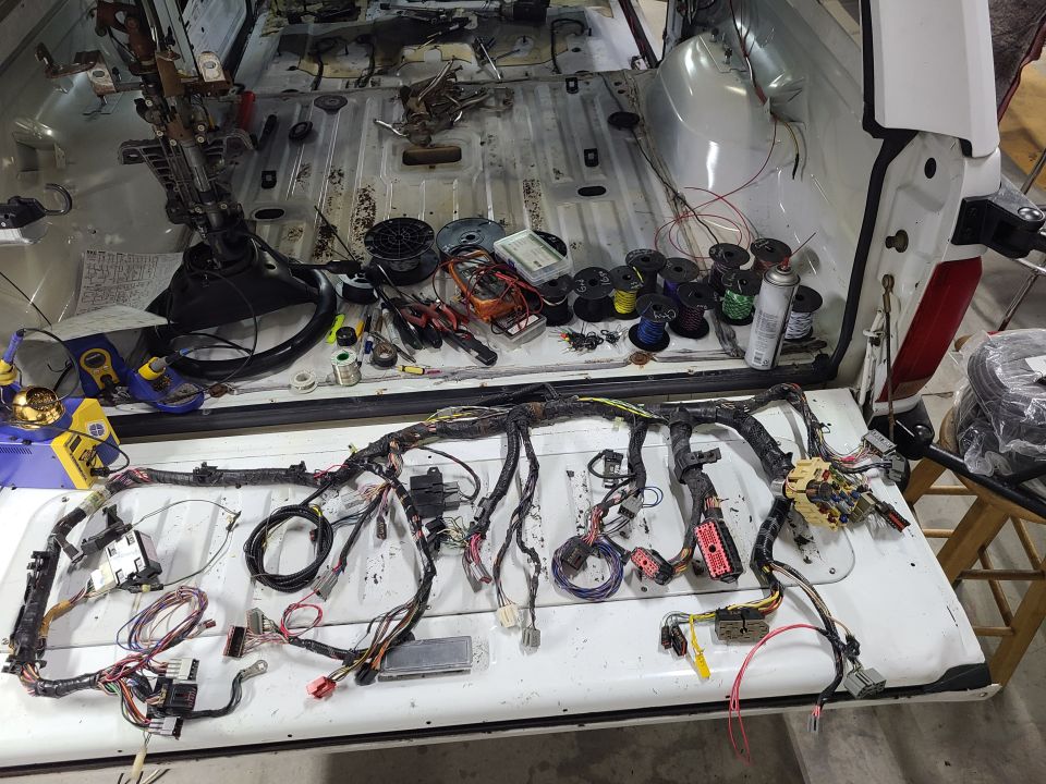 I'm adding several circuits (including power-adjustable pedals, USB power, parking sensors...) to the dash & other harness sections.
IF THE IMAGE IS TOO SMALL, click it.