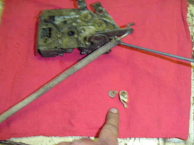 Door latch mechanism with broken clips