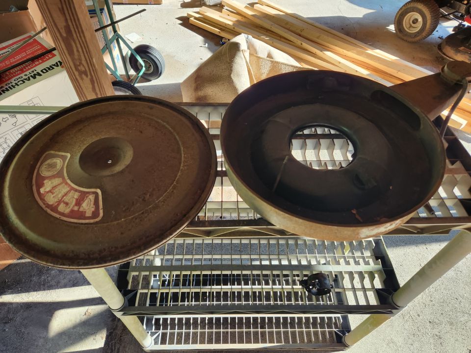 Air cleaner lid with "455-4" decal and air cleaner base.