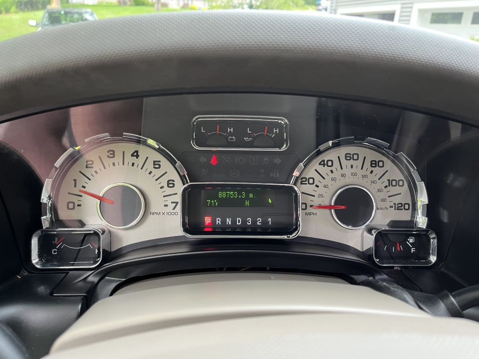 Instrument cluster with tachometer, gear indicator and speedometer
