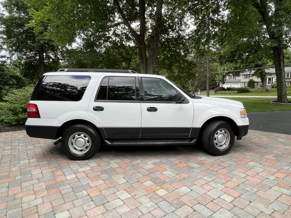 Passenger-side profile of white Ford Expedition