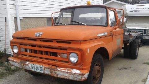 1961 Ford F-350 - This 1961 Ford F-350 truck is parked in front of a building.