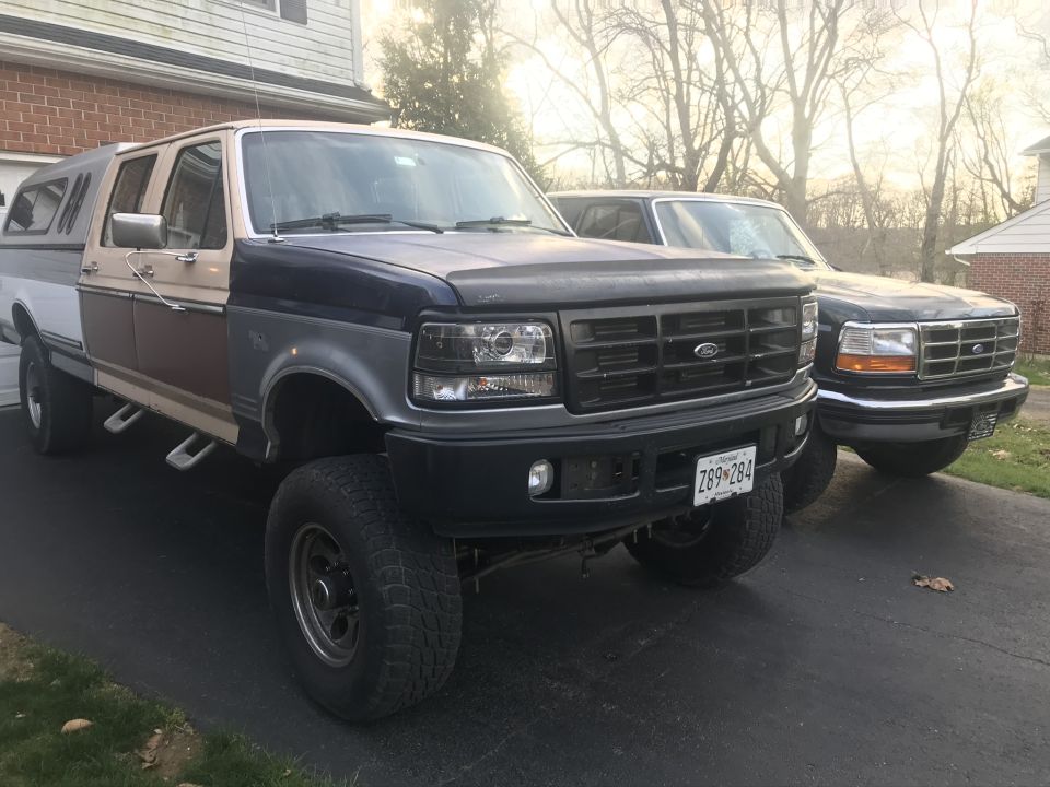 1995 Ford F-150 front 3/4 view, two-tone paint, aftermarket wheels