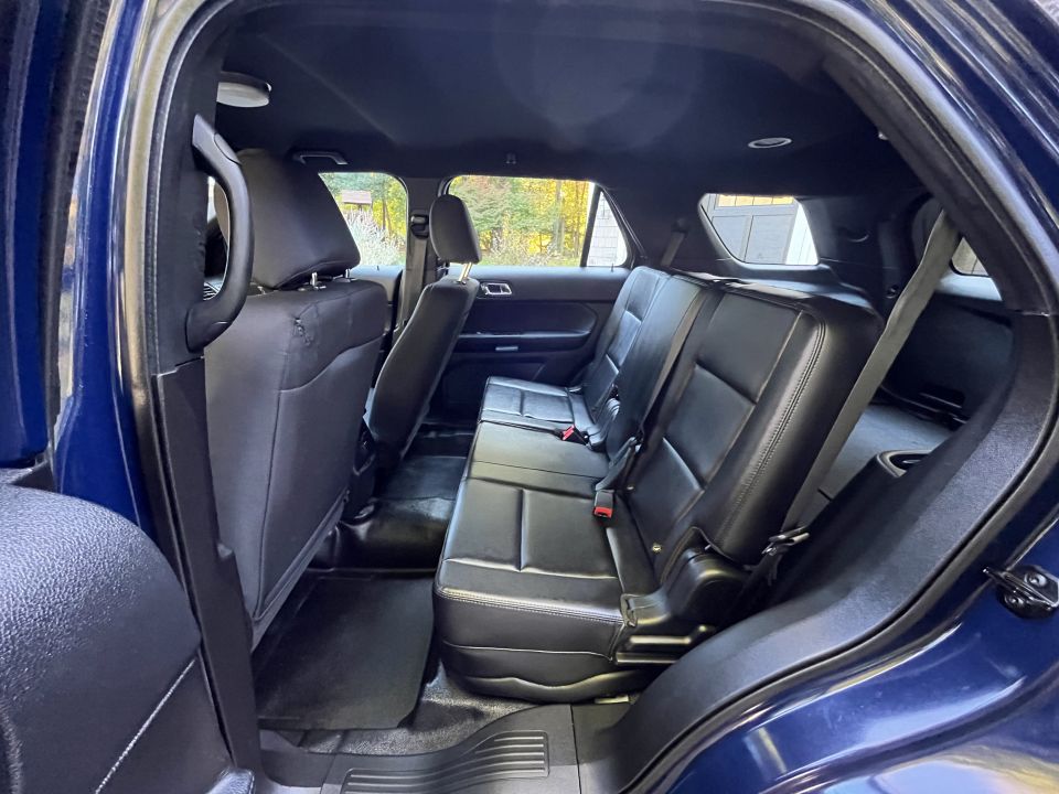 Ford Explorer rear leather seats interior photo