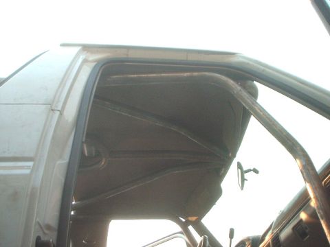 1995 Ford Bronco - triangulated the spreaders and gave them a slight bend to get them closer to the roof.. Contrary to popular belief there is a ton of headro…
