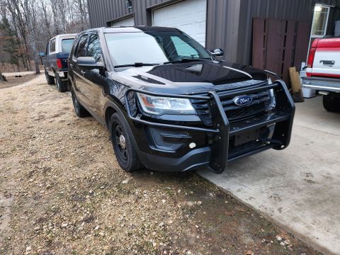 2016 Ford Explorer - Most of the wrap was removed before the auction, except the front tow point cover, and some scraps around the door handles & taillights.