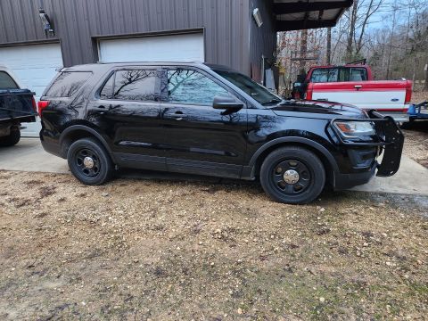 2016 Ford Explorer - Most of the wrap was removed before the auction, except the front tow point cover, and some scraps around the door handles & taillights (no…