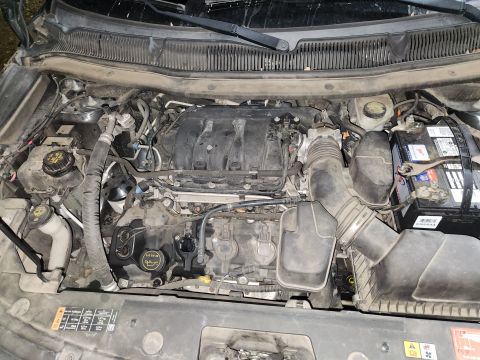 2016 Ford Explorer - Other than the dust, the engine bay is very clean, and everything works.