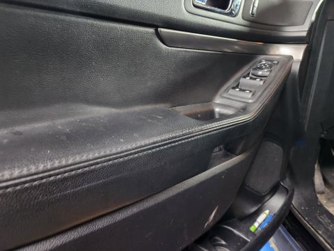 2016 Ford Explorer - The driver's door panel does not have the typical split.