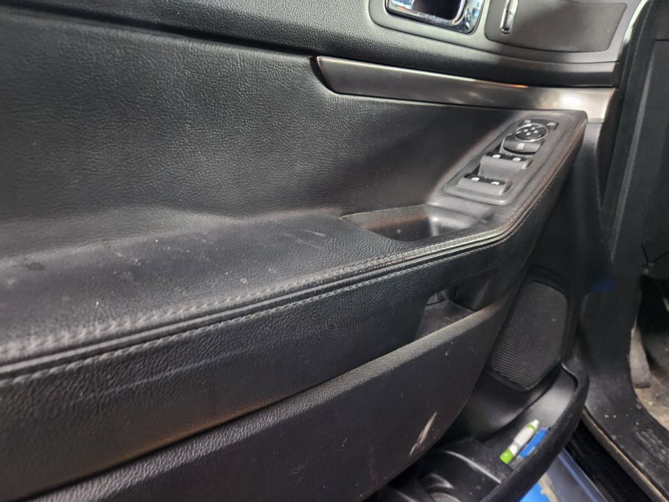 The driver's door panel does not have the typical split.
