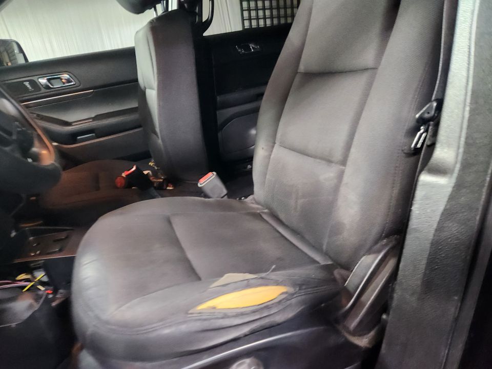 ...but the driver's seat does have the typical split. I'll probably upgrade the front seats.