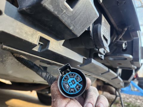 2016 Ford Explorer - The 7-pin plug uses the modern standard USCAR connector, which allows easy swapping to other shapes of trailer connector. The 4-pin is a co…