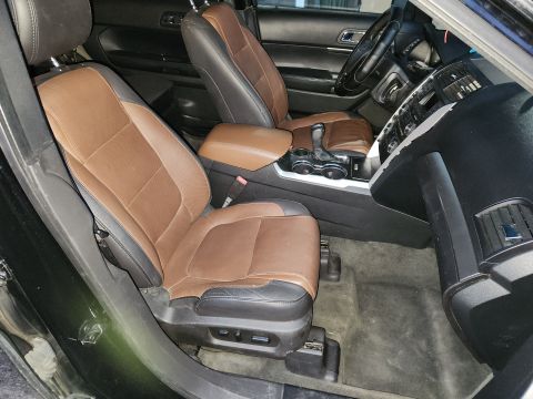 2016 Ford Explorer - To make its assembly easier, the floor console was installed before the chairs. Its wiring and the driver's seat position wiring are underw…