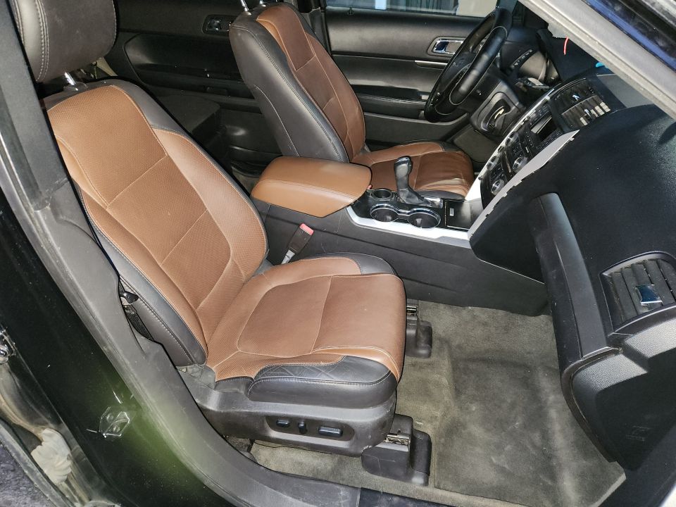 To make its assembly easier, the floor console was installed before the chairs. Its wiring and the driver's seat position wiring are underway...