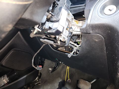 2016 Ford Explorer - I hate the way the column shifter moves, so its 3 T30 bolts & 2 connectors came out first. Unfortunately, I couldn't swap to the non-shifte…