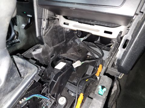 2016 Ford Explorer - The console won't fit until the upper bracket for the PIU aux. panel is removed, but it's only held in the dash by 2 7mm screws.