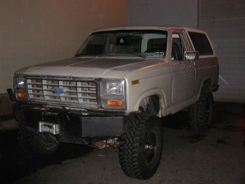 1985 Ford Bronco - I got the 5 lug knuckles, brakes and 35's onto Doug's D44, and he got the 5.13's and ARB installed in the 14 bolt.