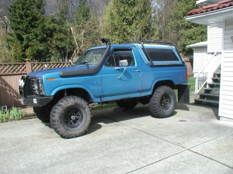 1985 Ford Bronco - Sitting level.