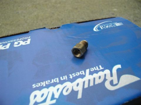 1985 Ford Bronco - Weatherhead #7818 adapter fitting.