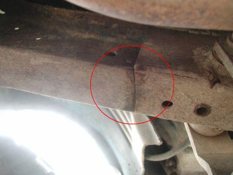 1985 Ford Bronco - One big crack in front of the shackle mount.