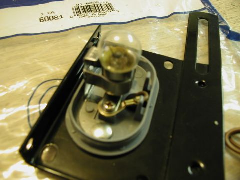 1985 Ford Bronco - The lamp is self grounding.