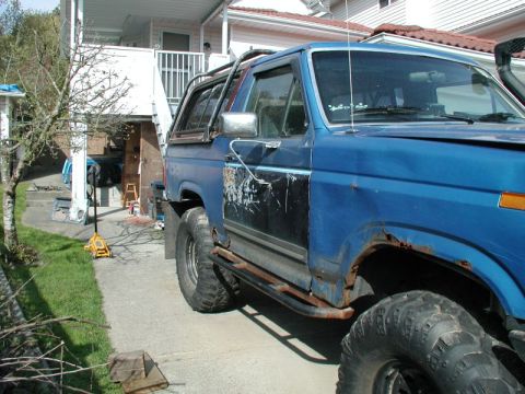 1985 Ford Bronco - Not a bad colour match.