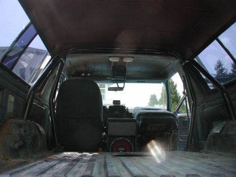 1985 Ford Bronco - At least the bare roog matches my black/blue//burgundy colour scheme.