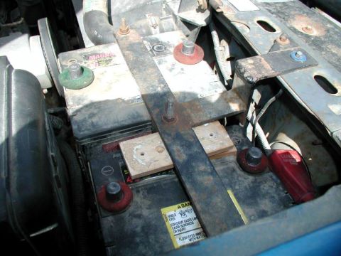 1985 Ford Bronco - You can see how far the one battery has dropped.