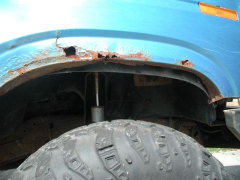 1985 Ford Bronco - Because the fender lip is rotten, the whole inner fender is dropping.