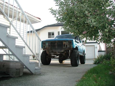 1985 Ford Bronco - Blue waiting for day 5.
