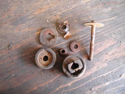 1985 Ford Bronco - The old rusty radiator support.