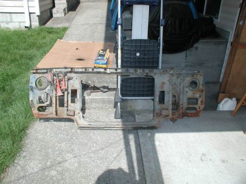1985 Ford Bronco - The old rusty radiator support.