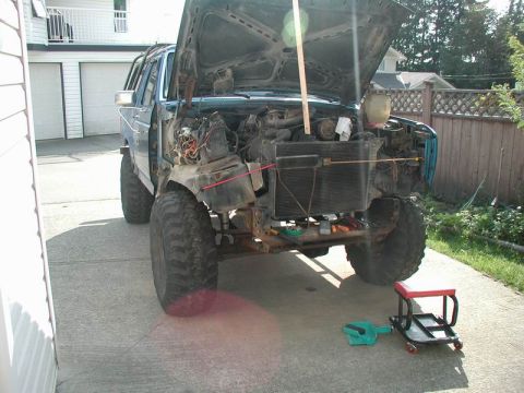 1985 Ford Bronco - The right fender removed.