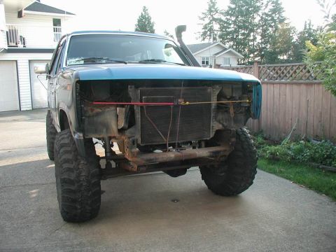 1985 Ford Bronco - I used a bungee cord to keep the fender sitting close to where it should be.