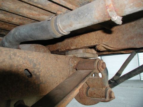 1985 Ford Bronco - I got all but the front cab mount out. Two of these made me work my arse off to get them out, so I ran out of time.