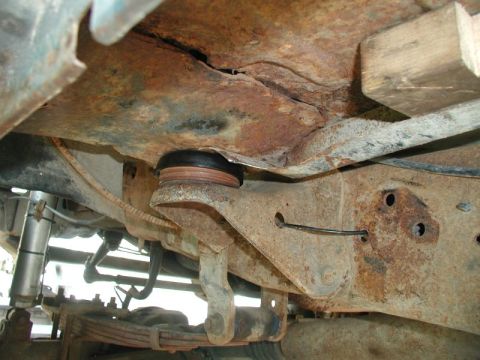 1985 Ford Bronco - I had to work for it, but I finally got the last mount out. I used one of the modified Super Duty mounts as a temporary support.