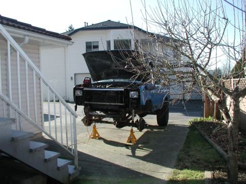 1985 Ford Bronco - Today's task was the front axle. The right axle-joint was missing a cap, so I wanted to pull both shafts and grind the inners for full circ…
