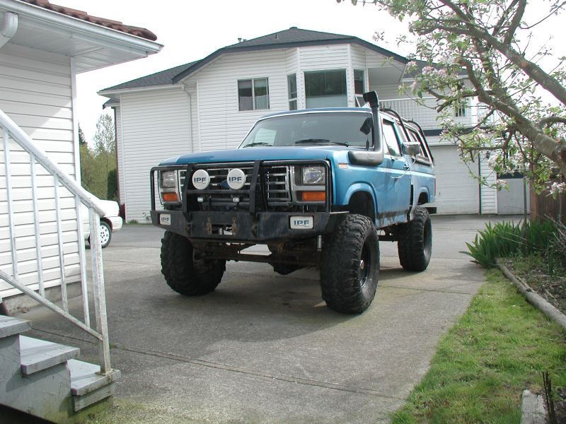 I'm not digging the gap between the grille and bumper (due to the taller Super Duty body mounts), but I'll have to get used to it.